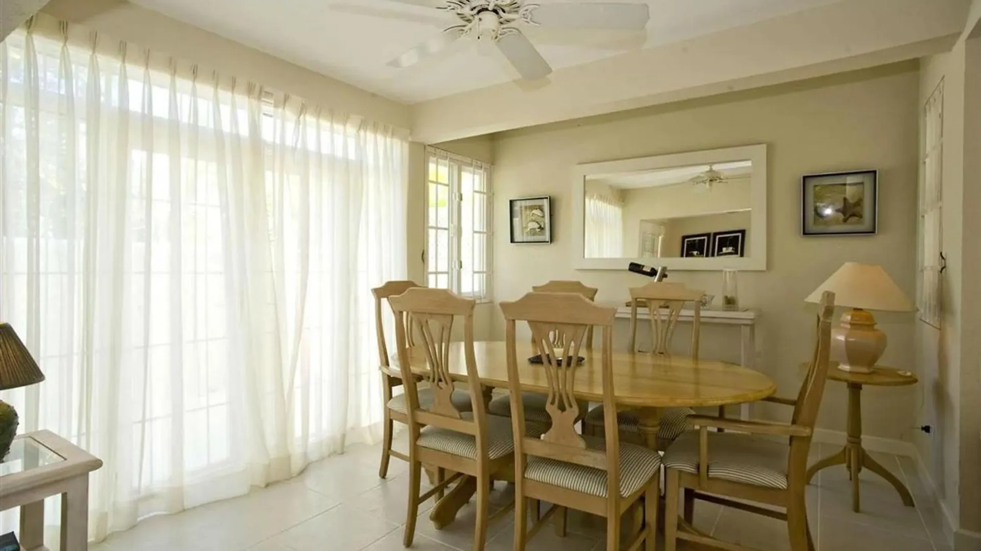 펜션 This Enchanting 3 Bedroom, 2 Bathroom Townhouse Is Nestled Mere Moments Away Fro 세인트 제임스