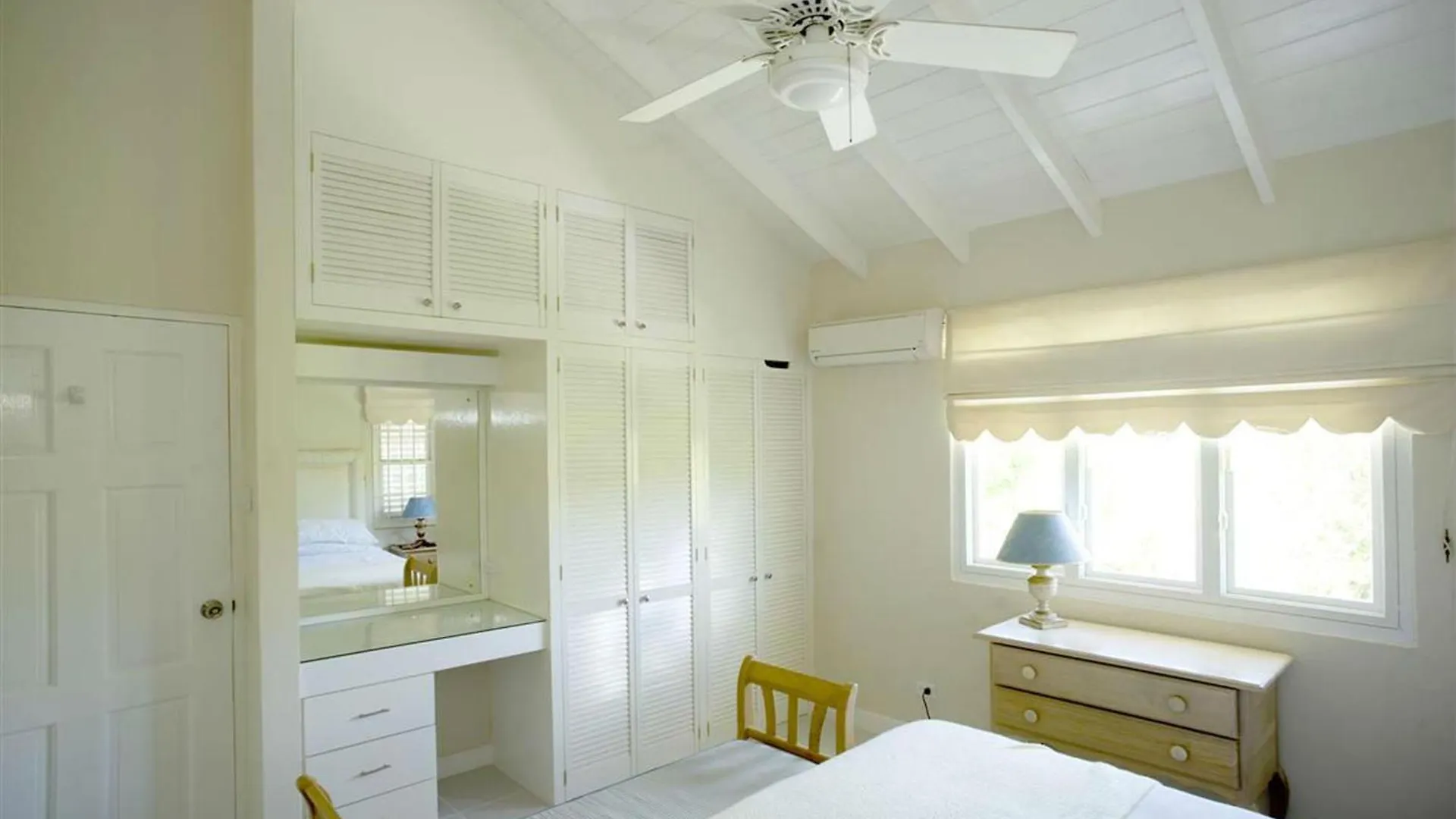 This Enchanting 3 Bedroom, 2 Bathroom Townhouse Is Nestled Mere Moments Away Fro 세인트 제임스 펜션